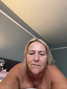 Blondnboujee53 live cam on StripChat