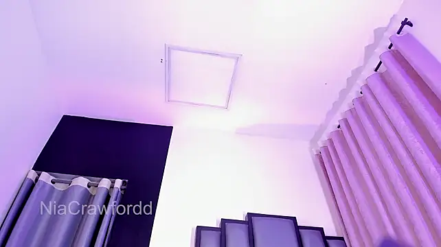 NiaCrawfordd live cam on StripChat