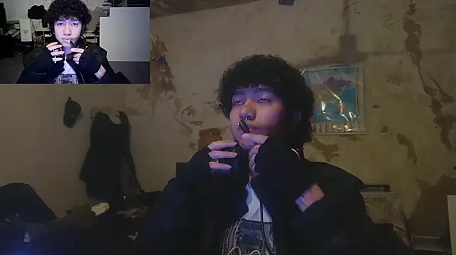 Emv2 live cam on StripChat