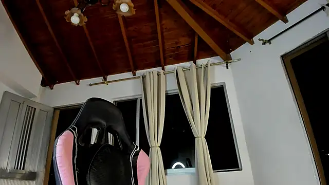 IsaFontanna live cam on StripChat
