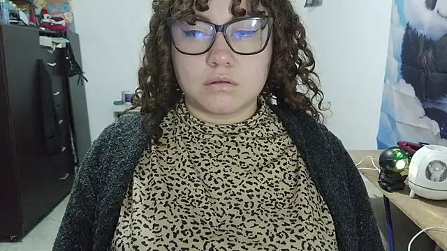 curly_greeneyed live cam on StripChat