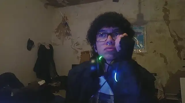 Emv2 live cam on StripChat