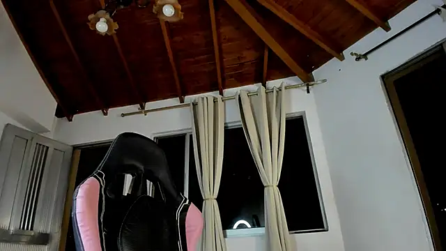 IsaFontanna live cam on StripChat
