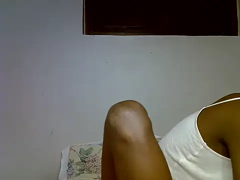 Sweet_smiles2 live cam on StripChat