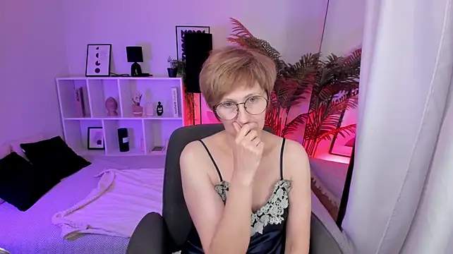 Paris_Cherry live cam on StripChat
