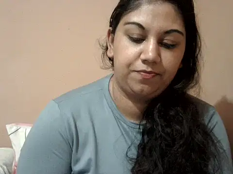 bellachow10 live cam on StripChat