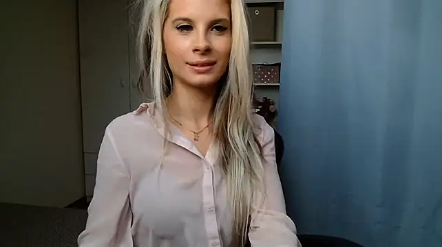 KristineGlow live cam on StripChat