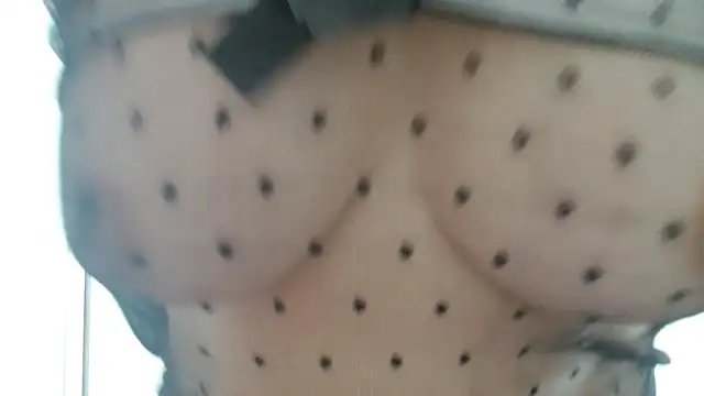 coco-LL live cam on StripChat