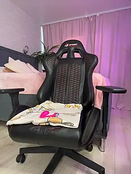 Kitty-Kelsi live cam on StripChat