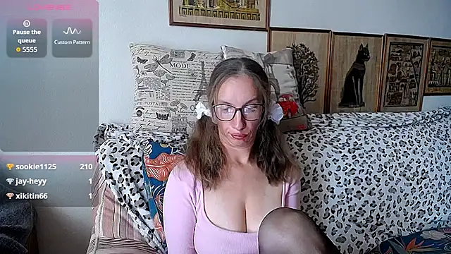 SquirtyEleanor live cam on StripChat