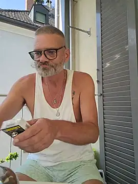 Thomster72 live cam on StripChat