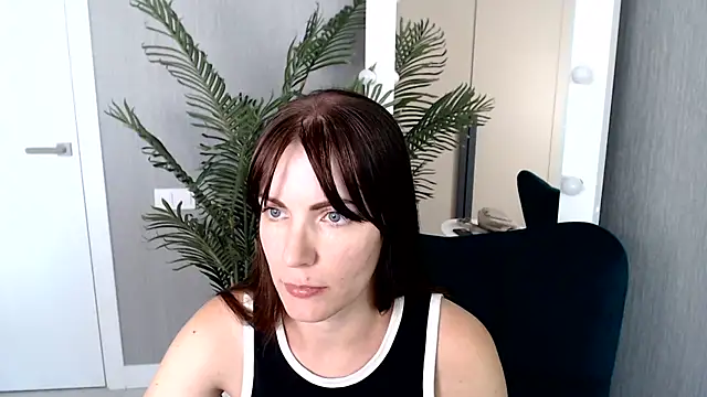 EmmmaLuxe live cam on StripChat