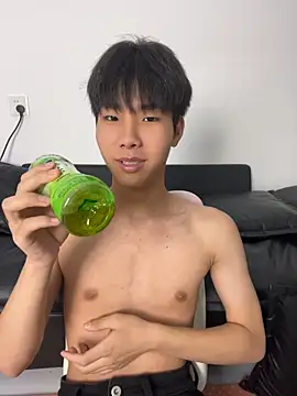 guoguo18 live cam on StripChat