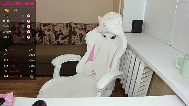 LittleCandy18 live cam on StripChat