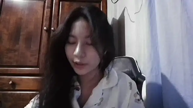 leahxzy08 live cam on StripChat