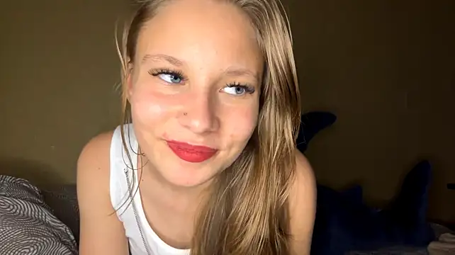 RoxanaCompo live cam on StripChat