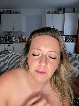 Poppyshaw_ live cam on StripChat