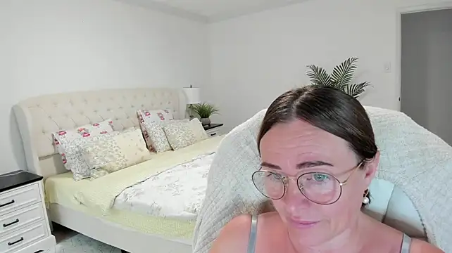 Vika73 live cam on StripChat
