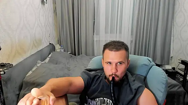 Vladik_b live cam on StripChat