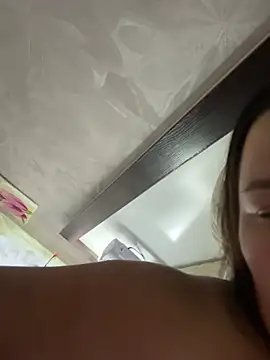 SunnyLeila2101 live cam on StripChat