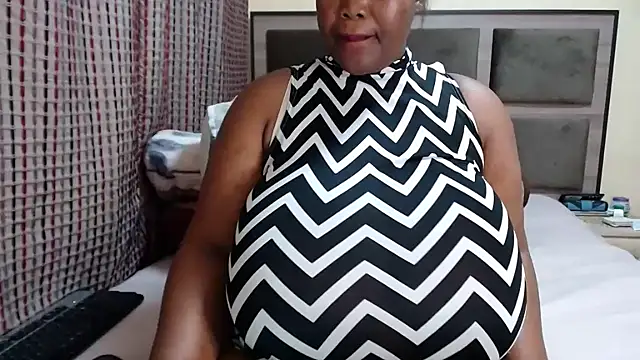 CHOCOLATEDARKBUSTYX live cam on StripChat