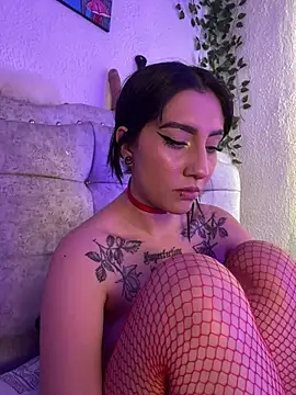 Baby_bansheee live cam on StripChat