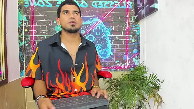 Latins_on_fire live cam on StripChat