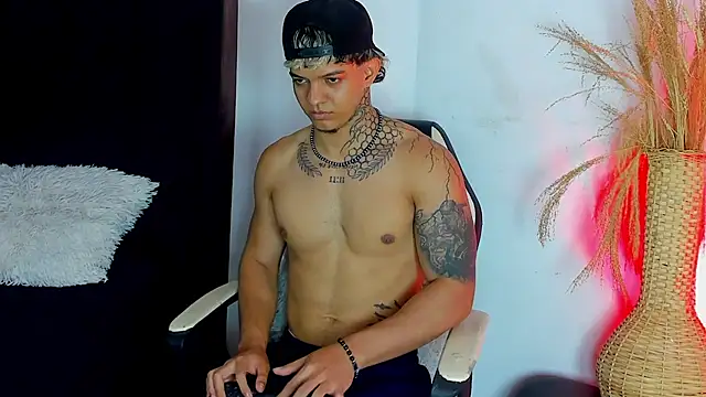 Noah__Browm live cam on StripChat