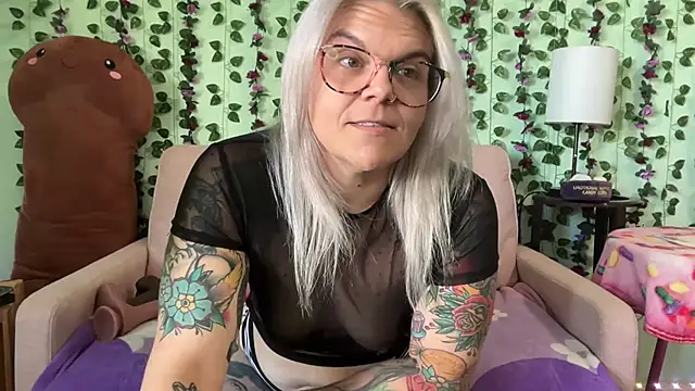 CherryBombBomb live sex cam