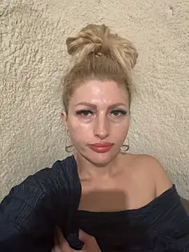 LoLAHotLove live cam on StripChat
