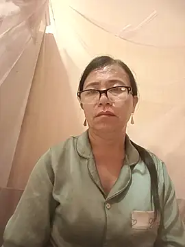 Chilly-wet live cam on StripChat