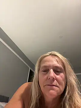 Blondnboujee53 live sex cam