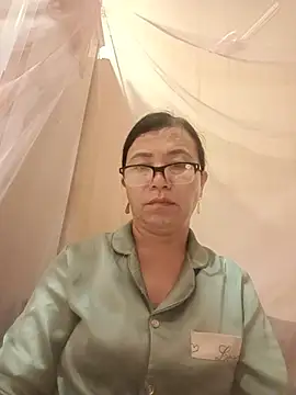Chilly-wet live cam on StripChat