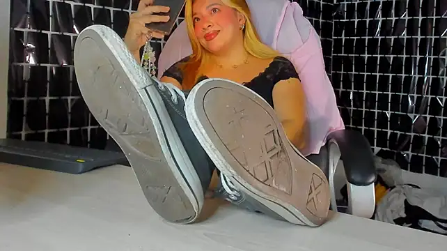 MissAlmaFenix live cam on StripChat