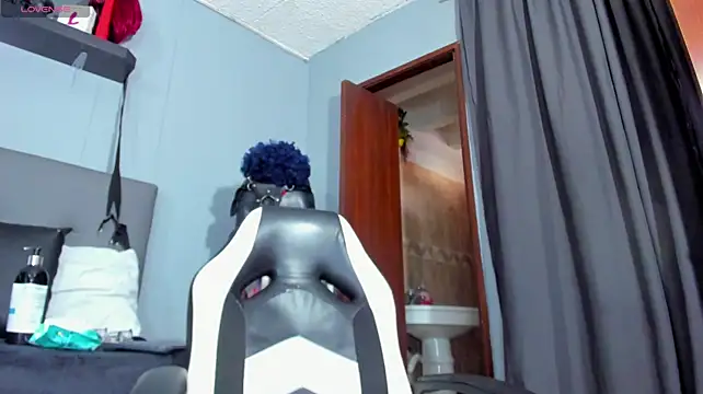 Coco_Kiss live cam on StripChat