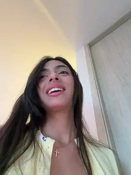 ZaraLuuv live cam on StripChat