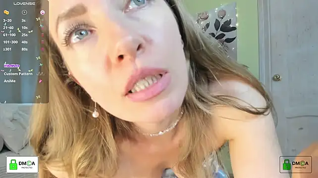 Queenymel live cam on StripChat