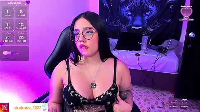 Nicolle_Ruizz live cam on StripChat