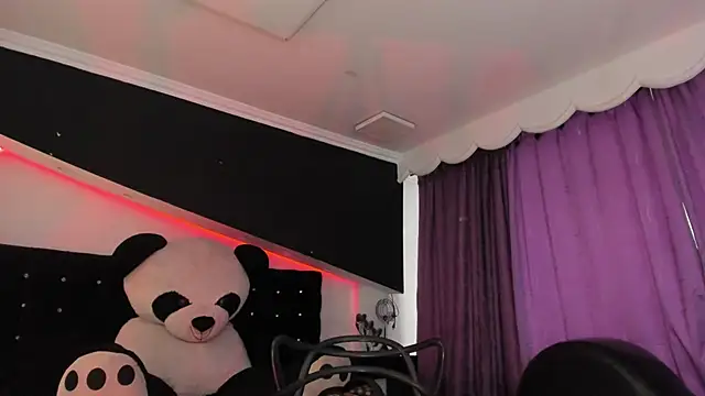 Coral_Gibson live cam on StripChat