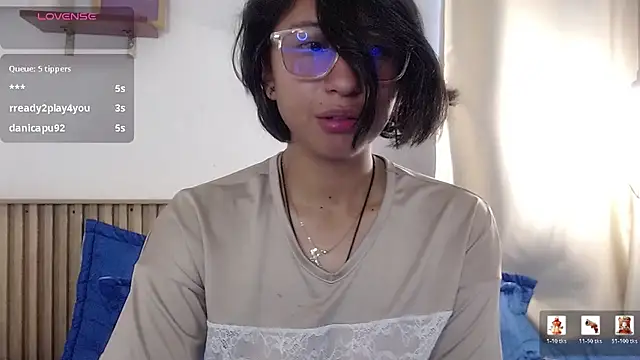 Violet_2003 live cam on StripChat