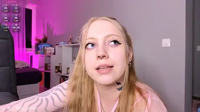 RebeccaAster live cam on StripChat
