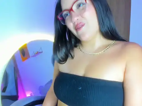 JuliSantos22 live cam on StripChat