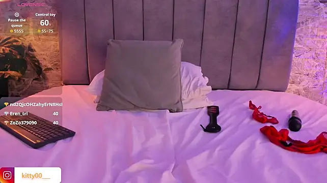 Moon__kittyy live cam on StripChat
