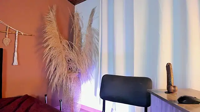 naiah_cruzz live cam on StripChat
