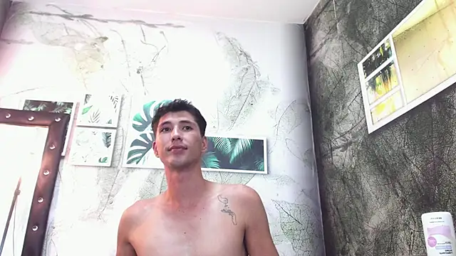 Valentiino69 live cam on StripChat