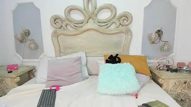 elara_evans live cam on StripChat