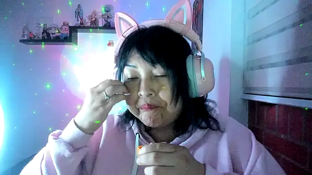Shaddycute_ live cam on StripChat