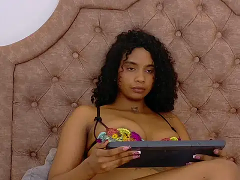 CristalCampbell1 live cam on StripChat