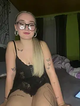 SexyyEmilyy live cam on StripChat