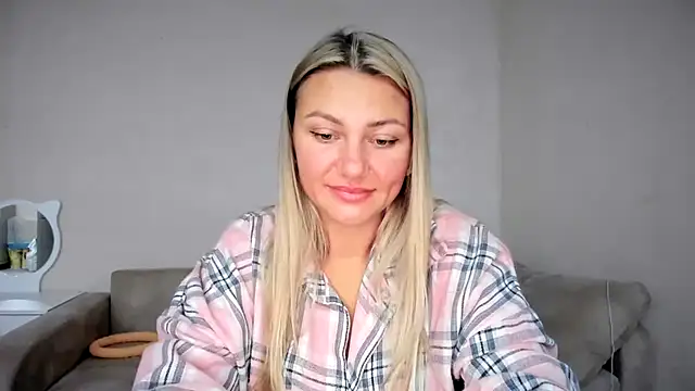 MonicaSweettty live cam on StripChat
